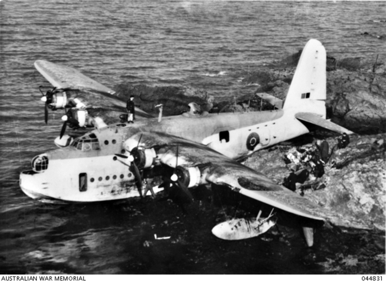 Sunderland DD852 wrecked in Jennycliff Bay [Australian War Memorial]